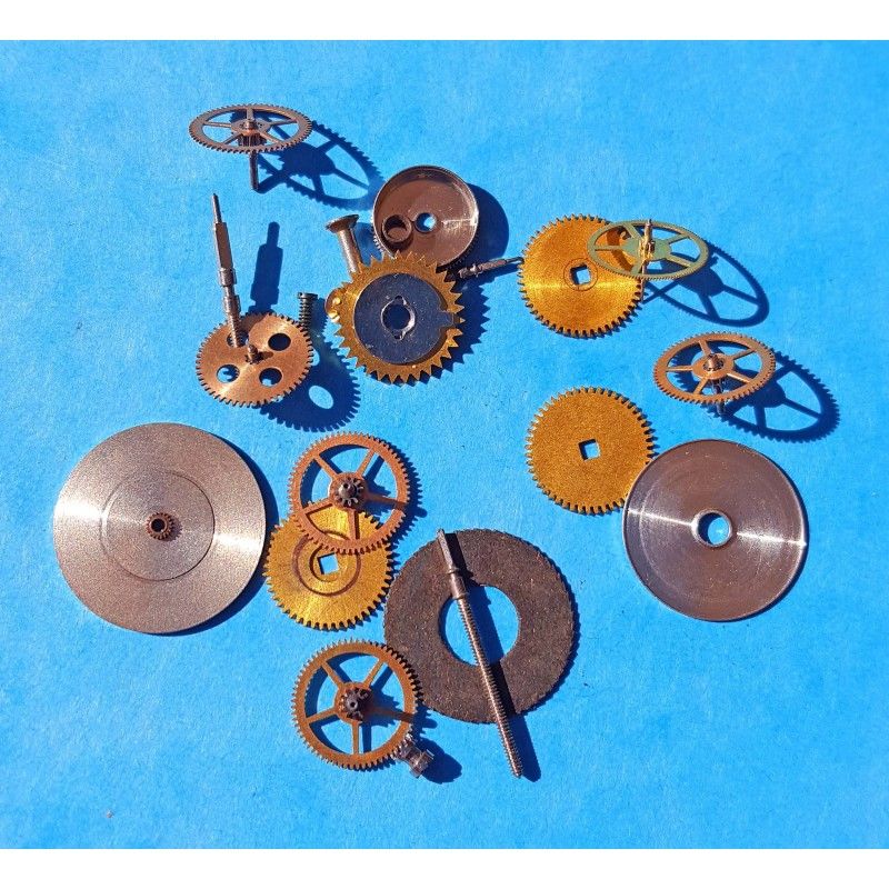 Lot Fourniture horlogère montres roues, pignons, axe de calibres, mouvements montres